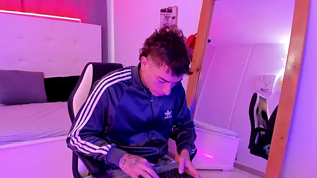 Snapshot of Thiago_2003_ chatting on April 13, 2026, 12:20 pm Thiago 2003 online show from April 13, 2026, 12:20 pm