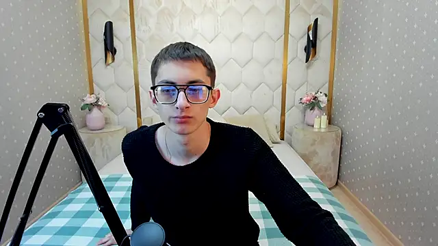 Snapshot of RonBevs chatting on May 6, 2026, 8:13 pm RonBevs online show from May 6, 2026, 8:13 pm