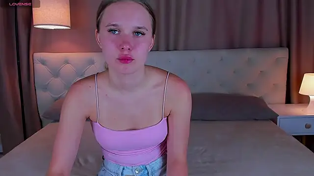 Snapshot of Alice_Pleasance chatting on July 7, 2026, 1:08 am Alice Pleasance online show from July 7, 2026, 1:08 am