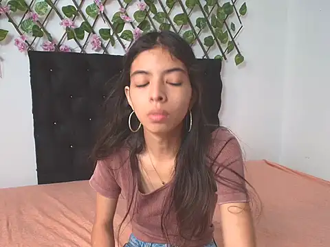 Snapshot of Sweet_Scarlett_ chatting on April 14, 2026, 2:00 pm Sweet Scarlett online show from April 14, 2026, 2:00 pm