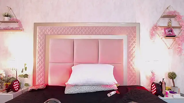 Alma Monclair  online show from April 8, 2026, 8:21 pm