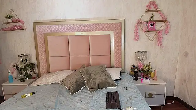 Alma Monclair  online show from March 28, 2026, 8:32 pm