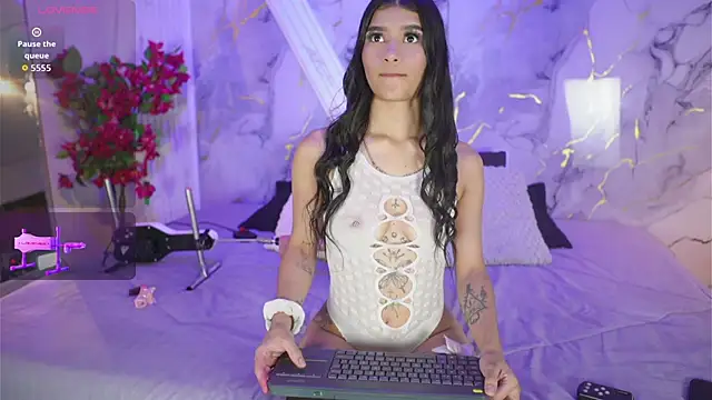 Snapshot of _charlotte_quee_ chatting on April 15, 2026, 7:51 pm charlotte quee online show from April 15, 2026, 7:51 pm