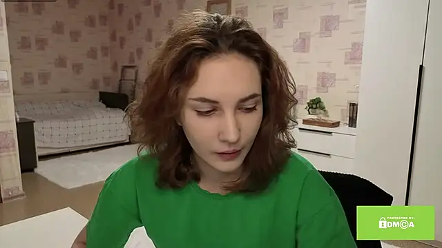 SamellaFlugum online show from April 3, 2026, 8:37 pm