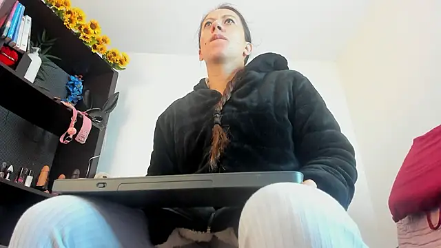 ItsAmara online show from March 25, 2026, 1:32 pm