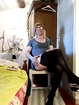 Snapshot of stephie83 chatting on April 1, 2026, 3:42 pm stephie83 online show from April 1, 2026, 3:42 pm