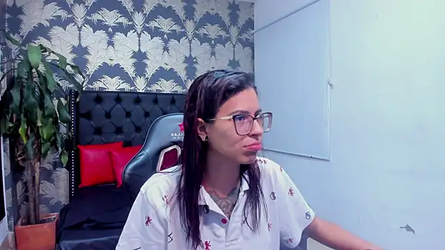 Snapshot of Emily_Lopera chatting on May 2, 2026, 2:00 pm Emily Lopera online show from May 2, 2026, 2:00 pm