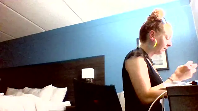 Snapshot of Ambionce chatting on April 18, 2026, 2:25 am Ambionce online show from April 18, 2026, 2:25 am