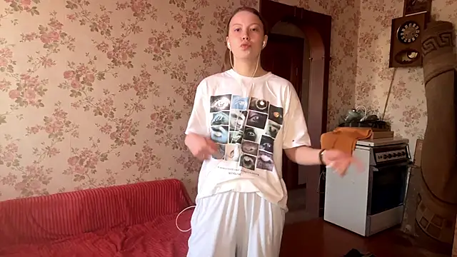 EleneShedden online show from March 26, 2026, 1:31 pm