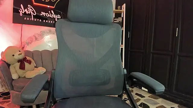 AlaskaFlowerss1  online show from April 6, 2026, 5:41 am