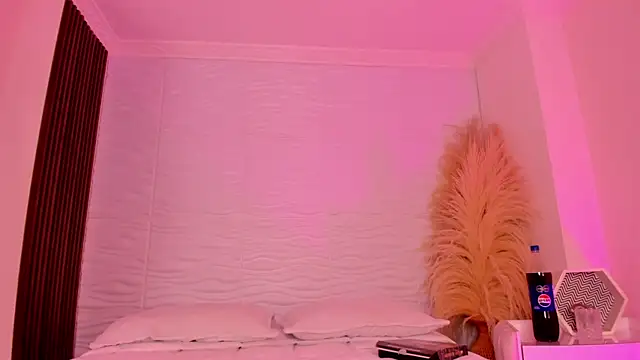 AlondraSoomer online show from April 17, 2026, 4:37 am