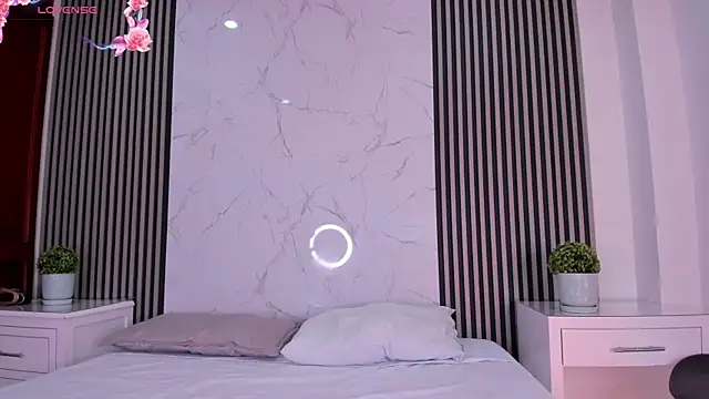 AlondraSoomer online show from April 14, 2026, 4:28 am