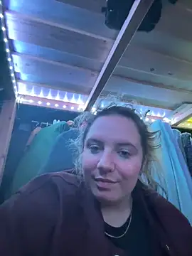 curvyneon online show from April 16, 2026, 5:47 pm