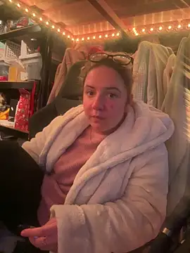 curvyneon online show from April 4, 2026, 7:20 pm