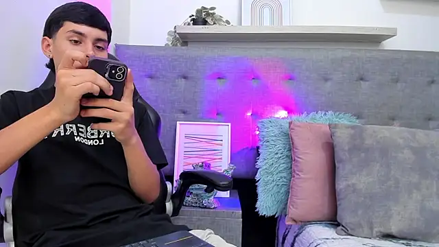 Andrew restrepoo online show from March 26, 2026, 10:13 am