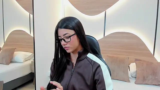 emma rousse5 online show from April 5, 2026, 8:37 pm