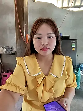 Snapshot of Mina_xYx chatting on April 6, 2026, 5:52 am Mina xYx online show from April 6, 2026, 5:52 am