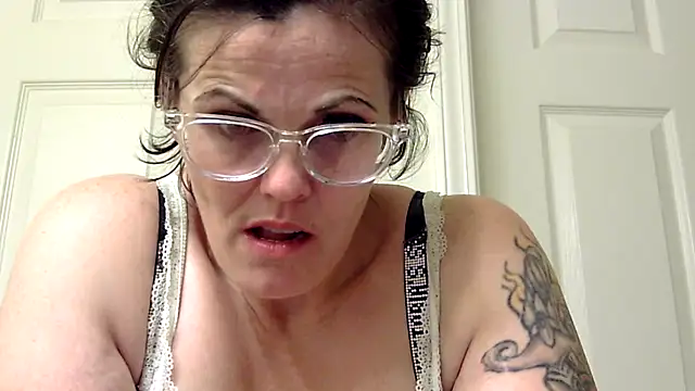 kitty-kitten82 online show from April 3, 2026, 3:02 am