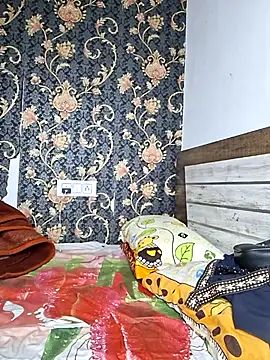 Pari lovers online show from April 12, 2026, 8:39 am