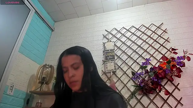 Snapshot of LITTLE-NESSA chatting on April 27, 2026, 9:13 pm LITTLE-NESSA online show from April 27, 2026, 9:13 pm
