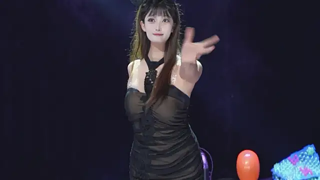 Snapshot of Hotgirl-001 chatting on May 17, 2026, 11:32 am Hotgirl-001 online show from May 17, 2026, 11:32 am