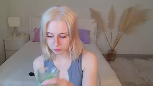 Snapshot of oh__lily chatting on May 12, 2026, 1:39 pm oh lily online show from May 12, 2026, 1:39 pm