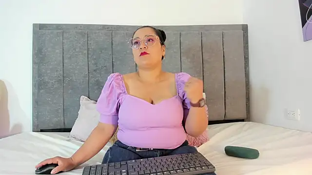 Reina Mia1 online show from April 4, 2026, 12:45 pm