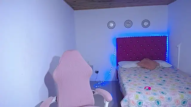 Snapshot of Pinkg_Fox10 chatting on April 7, 2026, 12:07 pm Pinkg Fox10 online show from April 7, 2026, 12:07 pm