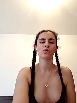 Snapshot of starlight_mo chatting on June 1, 2026, 2:17 pm starlight mo online show from June 1, 2026, 2:17 pm