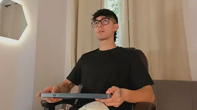 etham wolf1 online show from April 10, 2026, 2:35 pm