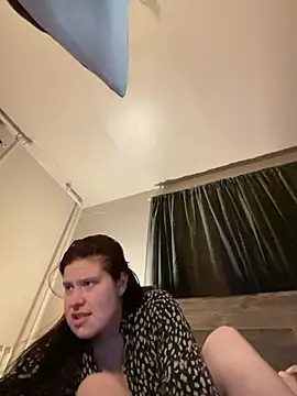 JulieetteLatte online show from April 6, 2026, 1:01 am