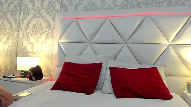 Snapshot of AlexaGiraud chatting on April 16, 2026, 11:55 am AlexaGiraud online show from April 16, 2026, 11:55 am