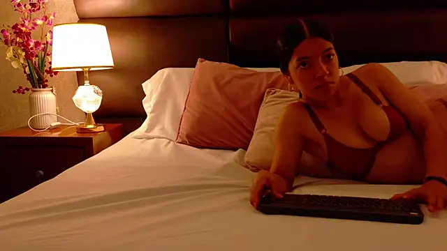 Snapshot of AlexaGiraud chatting on April 8, 2026, 12:17 pm AlexaGiraud online show from April 8, 2026, 12:17 pm