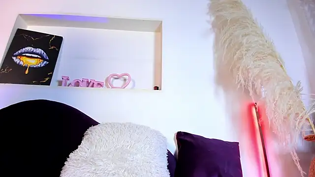 Scarlet Hiit online show from April 7, 2026, 4:03 am