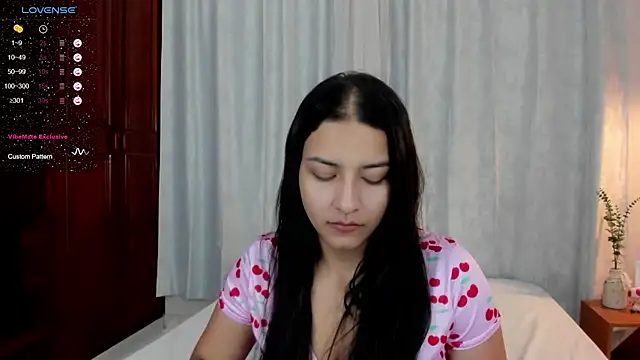 sweet aura31 online show from April 15, 2026, 8:42 pm