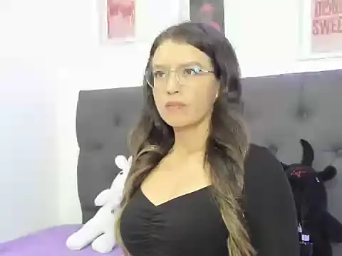 JulianaLaurent online show from March 28, 2026, 10:00 pm