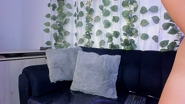 Snapshot of Mia_Luna chatting on April 18, 2026, 7:58 pm Mia Luna online show from April 18, 2026, 7:58 pm