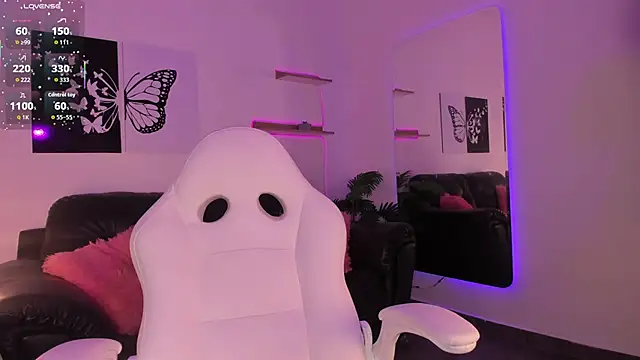 Mia Luna online show from April 4, 2026, 7:42 pm