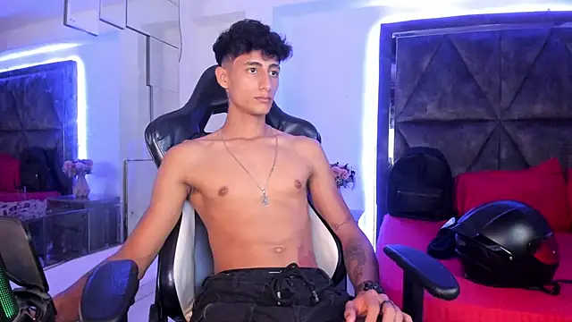 Snapshot of MaxiimoRomano_ chatting on April 1, 2026, 1:41 pm MaxiimoRomano online show from April 1, 2026, 1:41 pm