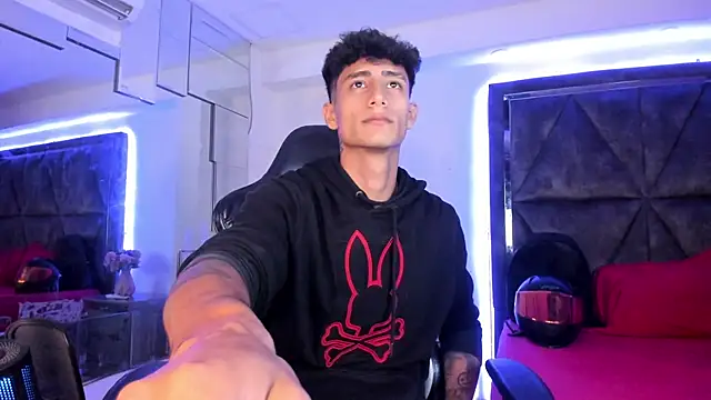 Snapshot of MaxiimoRomano_ chatting on April 1, 2026, 12:39 pm MaxiimoRomano online show from April 1, 2026, 12:39 pm