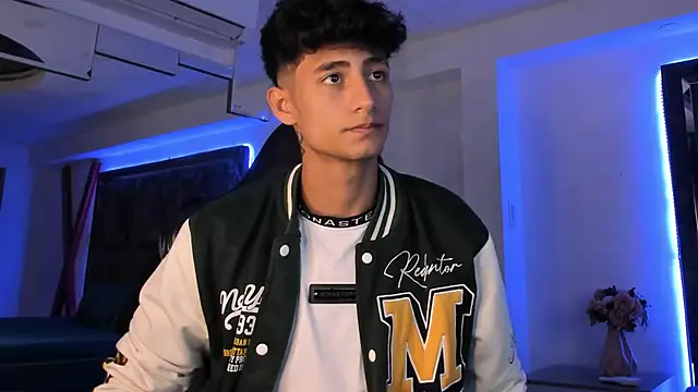 Snapshot of MaxiimoRomano_ chatting on March 31, 2026, 12:51 pm MaxiimoRomano online show from March 31, 2026, 12:51 pm