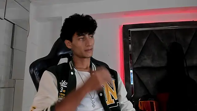 Snapshot of MaxiimoRomano_ chatting on March 27, 2026, 12:28 pm MaxiimoRomano online show from March 27, 2026, 12:28 pm