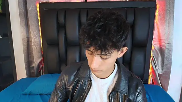 Snapshot of MaxiimoRomano_ chatting on June 19, 2026, 4:35 pm MaxiimoRomano online show from June 19, 2026, 4:35 pm