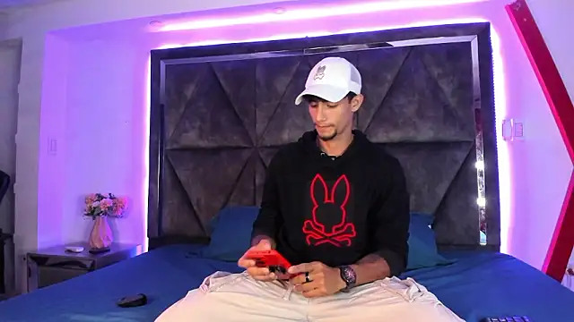 Snapshot of MaxiimoRomano_ chatting on March 18, 2026, 12:08 pm MaxiimoRomano online show from March 18, 2026, 12:08 pm