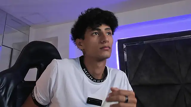 Snapshot of MaxiimoRomano_ chatting on March 24, 2026, 12:27 pm MaxiimoRomano online show from March 24, 2026, 12:27 pm