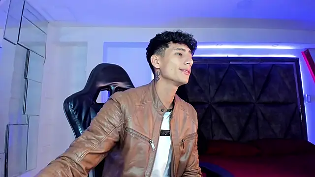 Snapshot of MaxiimoRomano_ chatting on April 9, 2026, 1:06 pm MaxiimoRomano online show from April 9, 2026, 1:06 pm