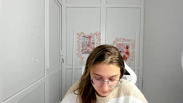 Mia kristal online show from May 28, 2026, 8:33 am