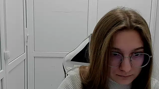 Mia kristal online show from April 9, 2026, 7:03 am