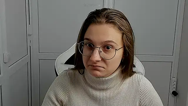 Mia kristal online show from April 10, 2026, 12:45 pm