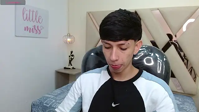 Snapshot of AdrianFranko chatting on March 25, 2026, 1:32 pm AdrianFranko online show from March 25, 2026, 1:32 pm